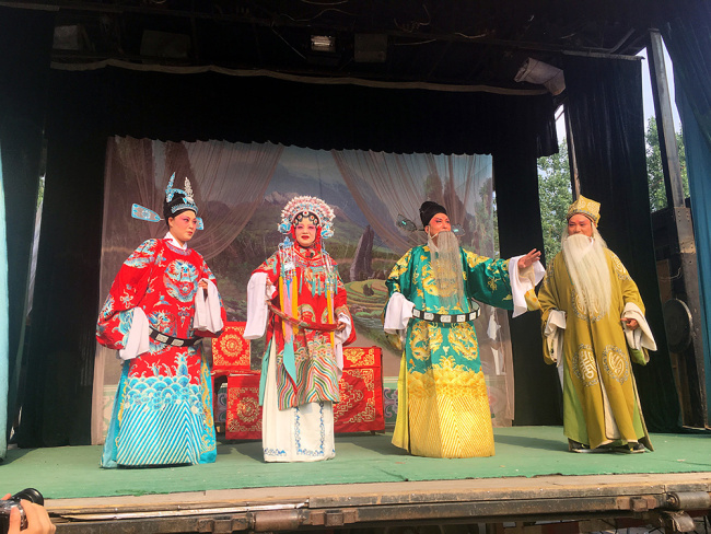 Des acteurs de la troupe de l’opéra Yu, à Jian’an dans la ville de Xuchang, au Henan, ont abandonné leur repos du week-end pour donner une représentation dans le village défavorisé de Haozhuang. Grâce à l’organisation de l’autorité du quartier Jian’an, ce genre de spectacle est quotidien dans les villages. Il s’agit aussi d’une mesure pour l’éradication de la pauvreté des locaux à travers des activités cultureles. l