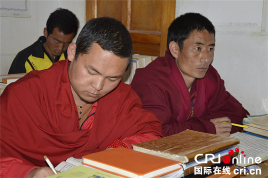Dans la préfecture autonome tibétaine Guokuo, sur le “Toit du Monde”- nom donné au plateau Qinghai-Tibet -, il y a une école collective : l’Ecole de médecine tibétaine Dajilizhong. Il s’agit de la première école professionnelle créée à Guoluo et aussi la première école de médecine tibétaine, entièrement gratuite pour les enfants tibétains défavorisés vivant en zones pastorale et rurale. 