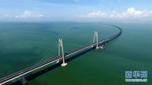 Le 7 juillet 2017, le tunnel sous la mer pour le Grand pont Hong Kong-Zhuhai-Macao a été mis en service, marquant la fin du projet de construction du plus long pont du monde traversant la mer. Ce pont, qui relie Hong Kong, Zhuhai et Macao, est long de 55 kilomètres. 