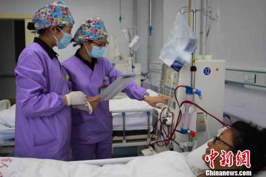 n 2015, la Commission de la santé publique et du planning familial de la municipalité de Beijing a mobilisé dans un hôpital un gestionnaire et 14 médecins des services de maternité, de gastro-entérologie, de pédiatrie, des maladies cardiovasculaires pour former une équipe d’assistance médicale au Tibet. Cette équipe est arrivée au Tibet le 19 août. 