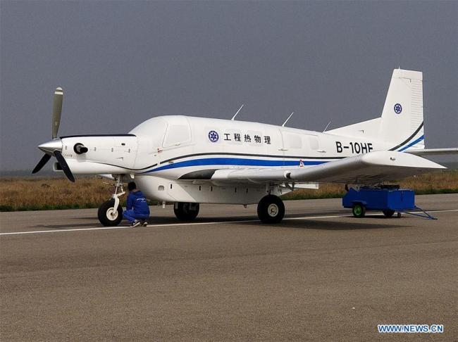  L'AT200, le plus gros véhicule aérien sans pilote chinois, destiné au transport de marchandises, lors de son premier vol, le 26 octobre 2017. Le plus gros avion-cargo sans pilote chinois a réussi son premier vol, jeudi, dans la province chinoise du Shaanxi (nord-ouest). Avec un poids maximal d'environ 3,4 tonnes et une charge utile de 1,5 tonne, l'AT200 sera l'un des avions civils sans pilote les plus puissants du monde. (Photo : Xinhua)