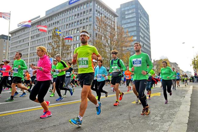 Des participants courent lors du 22e Marathon de Ljubljana à Ljubljana, en Slovénie, le 29 octobre 2017. (Xinhua/Matic Stojs)