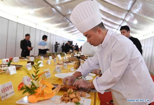  Concours culinaire dans le district autonome Mulao de Luocheng, région autonome Zhuang du Guangxi, dans le sud de la Chine, le 6 novembre. Un total de 210 mets ont été exposés lors du concours. (Photo : Lu Bo'an)