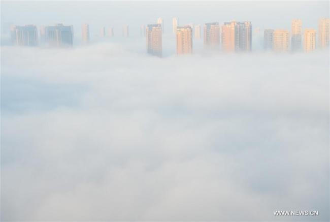 Des bâtiments enveloppés par un brouillard d'advection dans l'arrondissement de Shangyu, à Shaoxing, dans la province chinoise du Zhejiang (est), le 9 novembre 2017. (Photo : Weng Xinyang)