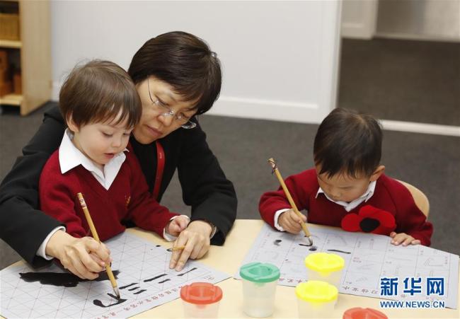 Des élèves s'exercent à la calligraphie dans une salle de classe en chinois de l'École primaire Wade, le 7 novembre à Londres, au Royaume-Uni.