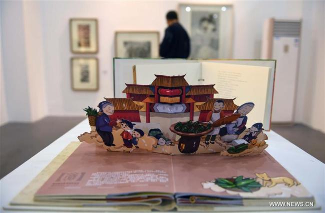 Des visiteurs regardent des œuvres d'art lors d'une exposition à l'Université normale de Changsha à Changsha, capitale de la province du Hunan (centre de la Chine), le 11 novembre 2017. Une exposition d'art a été organisée samedi à l'Université normale de Changsha. (Xinhua/Li Ga)