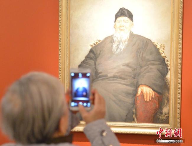 Des visiteurs admirent les peintures de Wu Guanzhong au musée d’art national de Chine à Beijing, le 23 novembre 2017. Plus de 200 chefs-d’œuvre de peinture et de sculpture d’artistes chinois, dont Xu Beihong, Qi Baishi, Fu Baoshi et Wu Guanzhong, présentent au public l’histoire et le développement de l’art moderne en Chine.