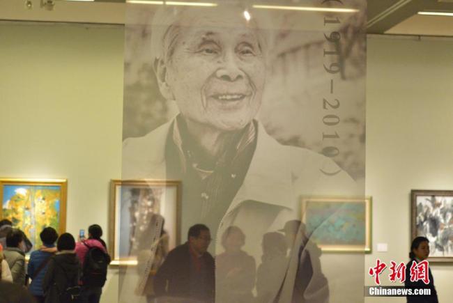 Des visiteurs admirent les peintures de Wu Guanzhong au musée d’art national de Chine à Beijing, le 23 novembre 2017. Plus de 200 chefs-d’œuvre de peinture et de sculpture d’artistes chinois, dont Xu Beihong, Qi Baishi, Fu Baoshi et Wu Guanzhong, présentent au public l’histoire et le développement de l’art moderne en Chine.
