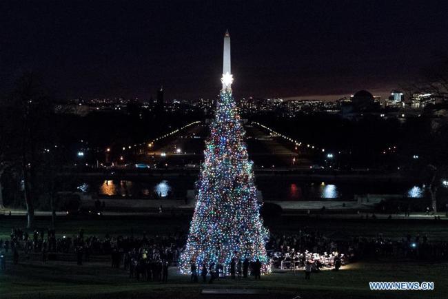 Le sapin de Noël du Capitole est illuminé, à Washington D.C., aux Etats-Unis, le 6 décembre 2017. (Xinhua/Shen Ting)