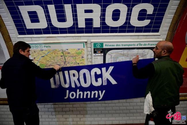 Le 6 décembre, des employés de la RATP en train de changer la plaque du nom de la station.