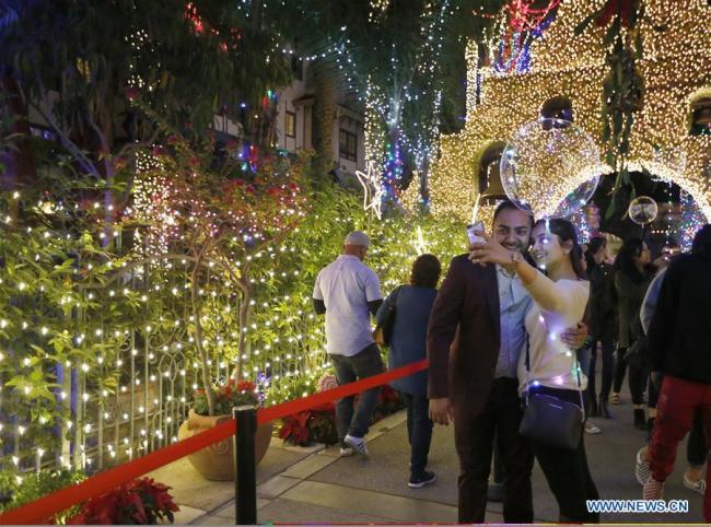 Des gens visitent le 25e Festival des Lumières à Riverside, aux Etats-Unis, le 10 décembre 2017. (Xinhua/Li Ying)