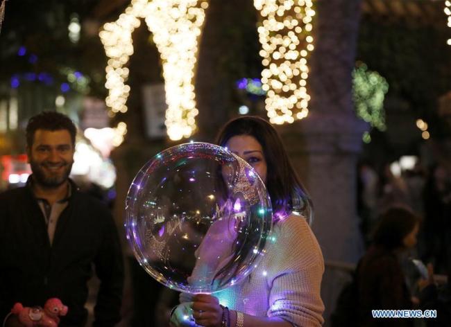 Des gens visitent le 25e Festival des Lumières à Riverside, aux Etats-Unis, le 10 décembre 2017. (Xinhua/Li Ying)