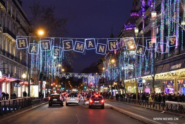 Des illuminations de Noël sur le Boulevard Haussmann à Paris, en France, le 24 décembre 2017. (Photo : Chen Yichen)