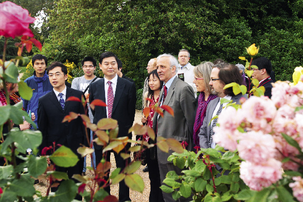 Visite de l'Exposition des jardins de Jinan par le maire de Rennes. ( PHOTO : D. GOURAY)