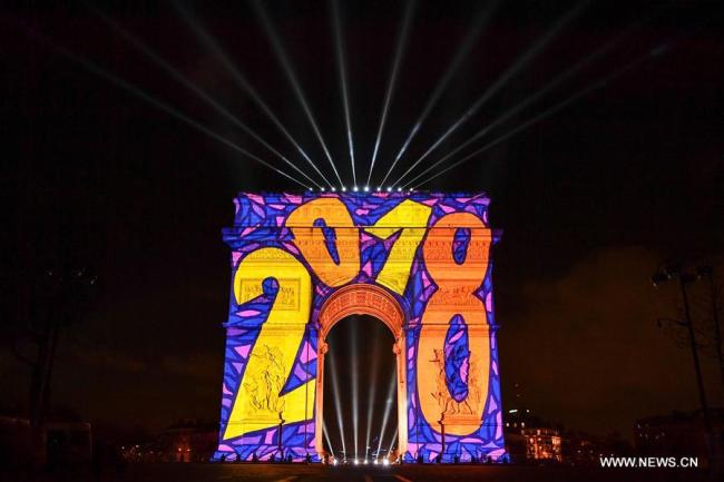 Un spectacle son et lumière sur l'Arc de Triomphe se tient à Paris pour célébrer le Nouvel an, le 1er janvier 2018. (Xinhua/Chen Yichen)