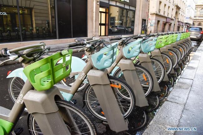 Une station Vélib' dans une rue de Paris, capitale française, le 3 janvier 2018. Le nouveau système parisien de vélos en libre-service Vélib' Métropole est en cours de déploiement depuis lundi et compte des vélos équipés d'une assistance électrique. (Photo : Chen Yichen)