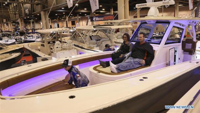 Des visiteurs se reposent sur un bateau, lors de la 63e édition du salon nautique annuel de Houston, aux Etats-Unis, le 8 janvier 2017. (Photo: Yi-Chin Lee)