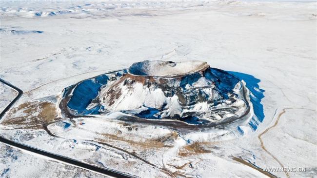 Photo prise le 13 janvier 2018, montrant le volcan n° 5 recouvert de neige du groupe de volcans d'Ulan Hada, dans la région autonome de Mongolie intérieure (nord de la Chine). Le groupe de volcans d'Ulan Hada est entré en éruption à l'époque de l'Holocène (il y a environ 10 000 ans).
