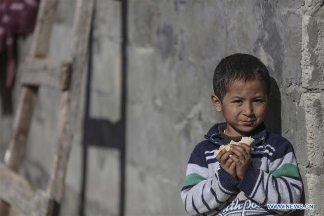 Enfant réfugié palestinien au camp de réfugiés d'al-Shati dans la ville de Gaza, le 17 janvier 2018. L'Office de secours et de travaux des Nations unies pour les réfugiés de Palestine (UNRWA) a annoncé mercredi avoir lancé une campagne de financement communautaire après que les Etats-Unis ont réduit de plus de 50% leur aide à l'office. (Photo : Wissam Nassar)