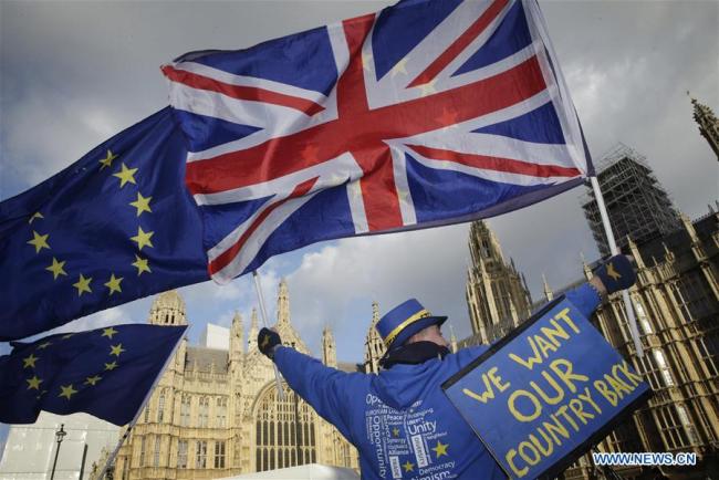  Des manifestants favorables au maintien du Royaume-Uni dans l'Union européenne (UE) brandissent des drapeaux de l'UE et du Royaume-Uni devant le siège du Parlement (Palais de Westminster) à Londres, au Royaume-Uni, le 16 janvier 2018. (Photo : Tim Ireland)