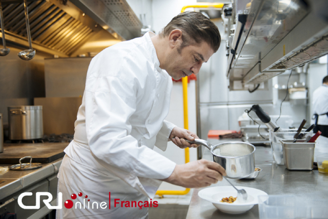 Le chef français Abdelhak Bourenane travaille en cuisine en Chine