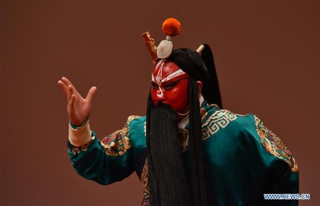 Un artiste venant de l'Opéra Kunqu de Suzhou fait une démonstration sur scène lors d'une conférence intitulée "L'amour et la beauté de l'opéra Kunqu" donnée par le célèbre écrivain Bai Xianyong (ou Pai Hsien-yung) à l'Université de Hong Kong, le 9 mars 2018. La renommée de Bai Xianyong repose sur de nombreuses fictions parmi lesquelles "Gens de Taipei" et "Garçons de cristal". Grand amateur de Kunqu chinois, il s'investit également pour préserver et promouvoir cette forme artistique traditionnelle dans le monde entier. (Photo : Wang Xi)