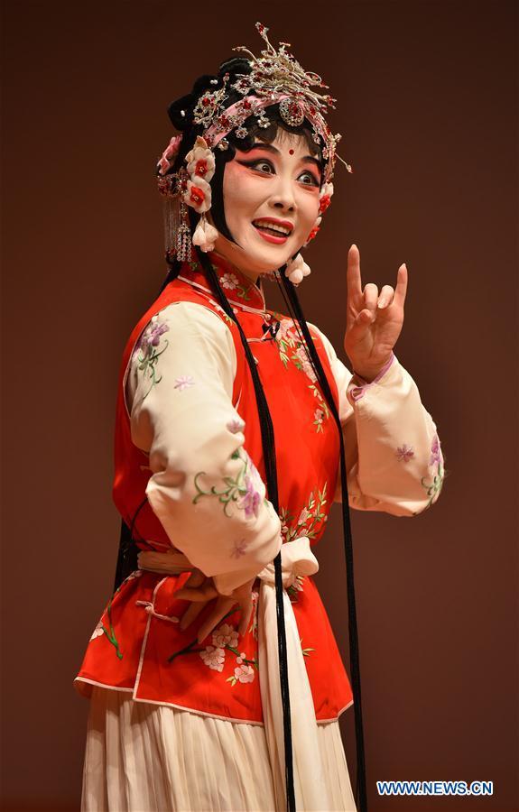  Une artiste venant de l'Opéra Kunqu de Suzhou fait une démonstration sur scène lors d'une conférence intitulée "L'amour et la beauté de l'opéra Kunqu" donnée par le célèbre écrivain Bai Xianyong (ou Pai Hsien-yung) à l'Université de Hong Kong, le 9 mars 2018. La renommée de Bai Xianyong repose sur de nombreuses fictions parmi lesquelles "Gens de Taipei" et "Garçons de cristal". Grand amateur de Kunqu chinois, il s'investit également pour préserver et promouvoir cette forme artistique traditionnelle dans le monde entier. (Photo : Wang Xi)