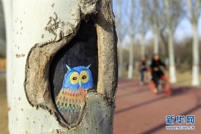Ces derniers jours, des dessins originaux dans des creux d'arbres ont embelli le parc de Fenghuang, à Yinchuan, dans la région autonome Hui du Ningxia. Ces œuvres artistiques ont donné au parc une ambiance féérique.