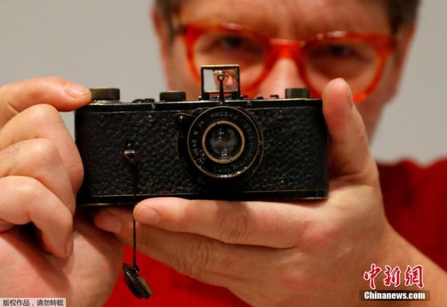 Un vieil appareil photo Leica datant de 1923 a été vendu aux enchères à Vienne (Autriche) pour la somme record de 2,4 millions d’euros, un nouveau record dans les enchères d'appareils anciens.