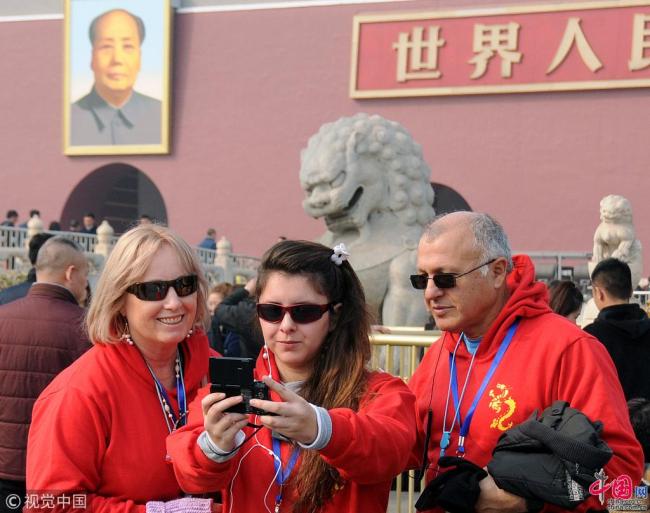 Le 12 mars, les températures de Beijing ont atteint 15°C, soit la température la plus élevée depuis le début de l’année. Beaucoup de touristes se sont rendus sur la place Tian’anmen pour profiter de la météo agréable de la capitale chinoise.