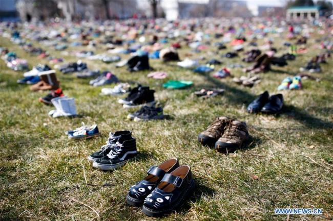 Manifestation contre les fusillades dans les écoles : 7.000 paires de chaussures devant le Congrès américain