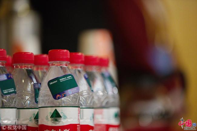 Le 11 mars, les députés et les représentants de deux sessions 2018 ont reçus des bouteilles d’eau avec des étiquettes écologiques, sur lesquelles les gens peuvent écrire leur nom avec un stylo ou leur doigt. Il s’agit d’une nouvelle mesure écologique pour rappeler aux gens d'économiser de l'eau.