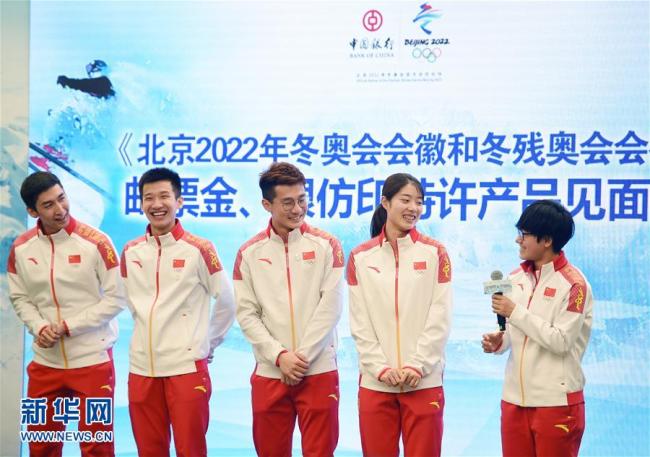 Wu Dajing, Xu Hongzhi, Ren Ziwei, Qu Chunyu et Li Jinyu, les membres de l'équipe chinoise de patinage de vitesse sur piste courte, étaient présents pour cette cérémonie tenue le 21 mars. Ce jour-là, la cérémonie de dévoilement des timbres et des souvenirs des Jeux olympiques et paralympiques 2022 a eu lieu à Beijing. Ils seront bientôt mis en vente dans plusieurs magasins à Beijing.