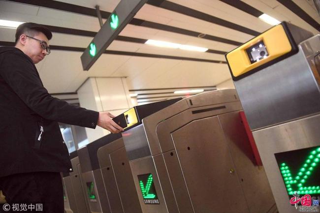 Récemment, le métro de Beiijng a annoncé qu'il autoriserait le paiement par code QR dans tout le réseau de métro à compter du mois de mai. Photo prise le 26 mars, montrant un technicien qui  effectue un test à l’entrée de la station de métro Mudanyuan.