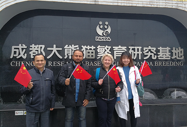 Tatjana Kjoseska (deuxième à droite) visite Chengdu après la réunion avec d’autres représentants étrangers (photo fournie par SINOHYDRO BUREAU 7 de POWERCHINA )