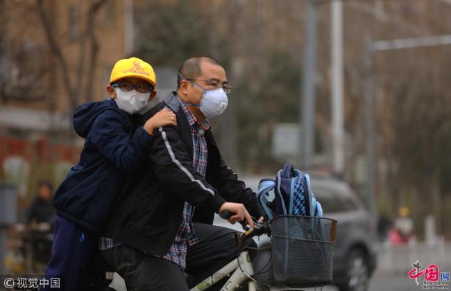 Beijing étouffée par le smog et une tempête de sable