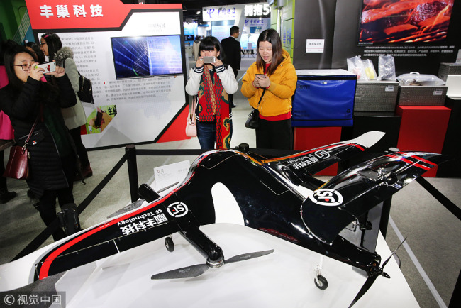 La société de messagerie SF Express présente son drone lors d'une exposition sur les technologies de l'information. (Photo:VCG)