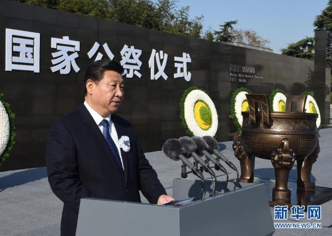 (Le 13 décembre 2014, le président Xi Jinping prononce un discours au Mémorial du Massacre de Nanjing.)