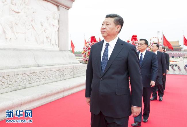 (Le 30 septembre 2014, le président Xi Jinping et d’autres dirigeants d’Etat déposent des corbeilles de fleurs au Monument aux héros du peuple.)