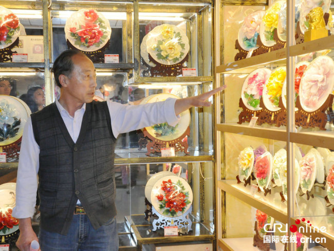 Un responsable du secteur culturel de pivoines présente les produits artistiques (photographe : Chen Wenjie)