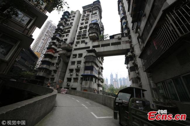 Six bâtiments de 24 étages situés dans la municipalité de Chongqing (sud-ouest de la Chine) ont fait sensation en ligne parce qu'ils n’ont pas d'ascenseur. Les bâtiments reliés entre eux ont des sorties menant à différentes routes de Chongqing, également connue sous le nom de «ville-montagne» en raison de son relief accidenté. Un habitant du nom de Yang a confié que cela lui coûtait beaucoup de transporter des matériaux pour la décoration intérieure. Une autre résidente, du nom de Cai, a en revanche dit qu'elle est désormais habituée à monter les escaliers du quatrième au dixième étage pour acheter des légumes.