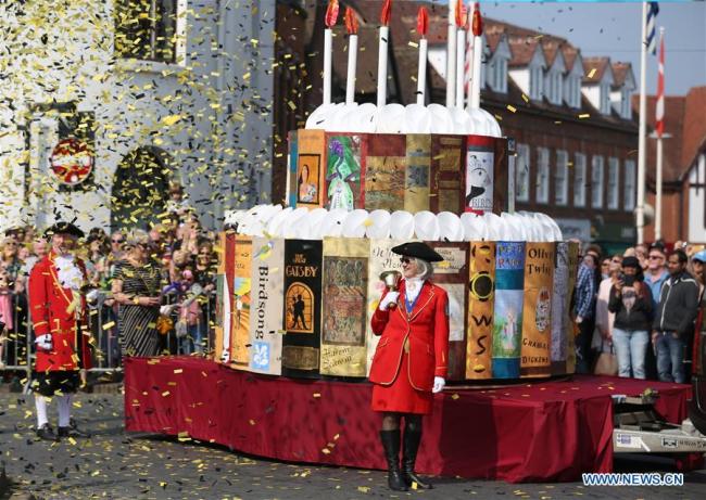 Un "gâteau d'anniversaire" présenté lors de la Parade de célébration de la naissance de William Shakespeare à Stratford-upon-Avon, au Royaume-Uni, le 21 avril 2018. Les gens ont célébré le 454e anniversaire de la naissance de William Shakespeare samedi. (Photo : Isabel Infantes)