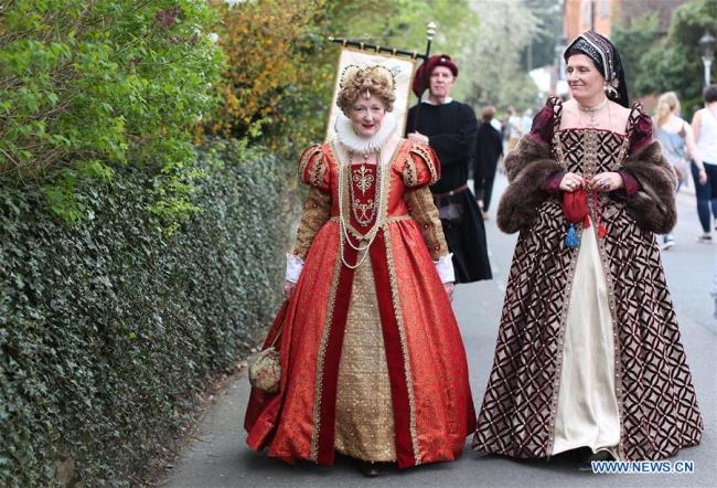 Des femmes en costume classiques participent à la Parade de célébration de la naissance de William Shakespeare à Stratford-upon-Avon, au Royaume-Uni, le 21 avril 2018. Le 454e anniversaire de la naissance de William Shakespeare a été célébré samedi. (Photo : Isabel Infantes)