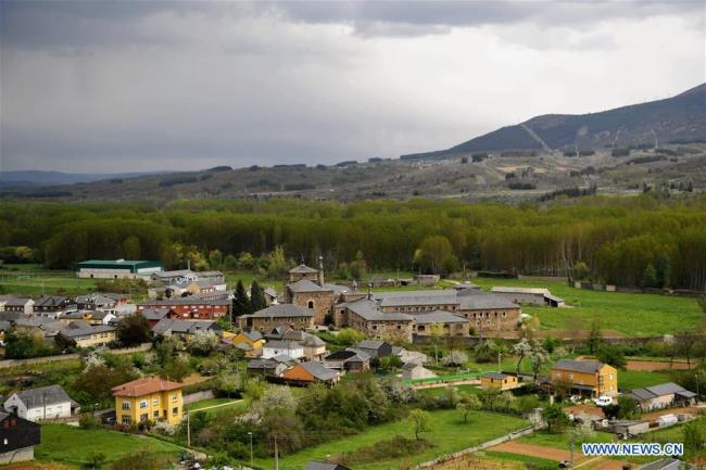 La photo prise le 28 avril 2018 montre une vue d'un village de la province de León, en Espagne. (Xinhua/Guo Qiuda)