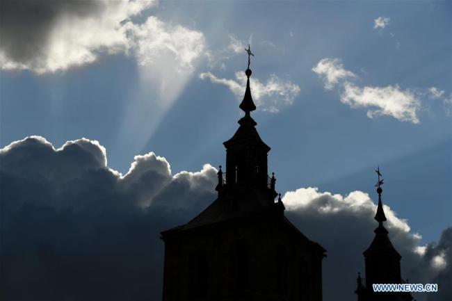 La photo prise le 28 avril 2018 montre la vue d'une église à Astorga dans la province de León, en Espagne. (Xinhua/Guo Qiuda)