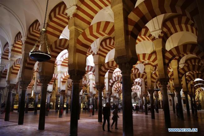 Des touristes visitent la mosquée-cathédrale de Cordoue dans le centre historique de Cordoue, en Espagne, le 11 mai 2018. (Xinhua/Guo Qiuda)