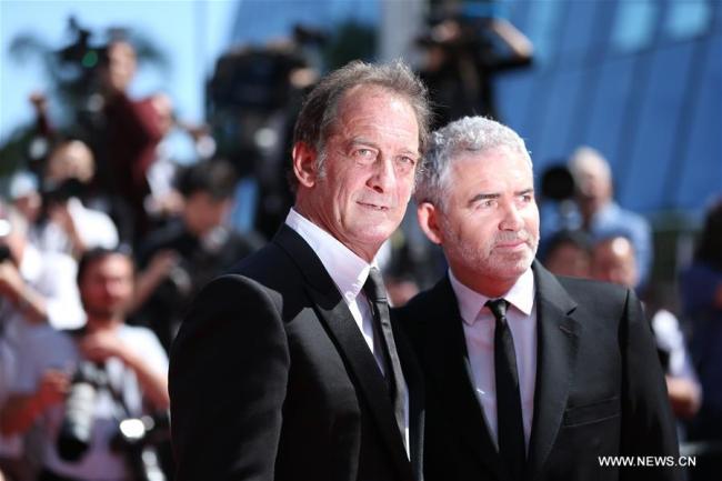  L'acteur Vincent Lindon (à gauche) et le metteur en scène Stephane Brize sur le tapis rouge pour la première du film "En guerre" lors du 71e Festival du film international de Cannes, en France, le 15 mai 2018. Le 71e Festival de Cannes se déroule du 8 au 19 mai. (Photo : Luo Huanhuan)