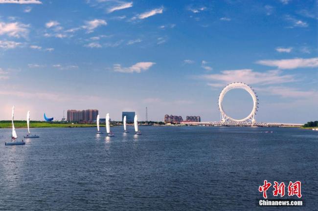 Le 16 mai, la grande roue sur la rivière Bailang, à l’embouchure du golfe de Bohai, à Weifang, dans la province du Shandong (est), a ouvert ses portes au public. D’un diamètre de 125 mètres, la roue « œil de la mer de Bohai » mesure 145 mètres de haut.