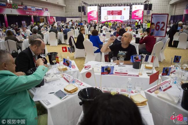 Le Concours mondial de Bruxelles, une des quatre références mondiales en matière de viniculture, a tenu sa dernière édition entre les 11 et 13 mai à Beijing. Photos prises le 11 mai.