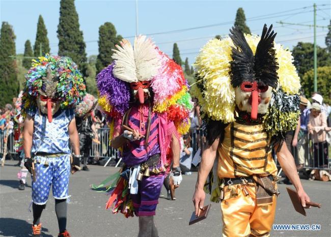 Des participants à la parade du 13e Festival international du masque ibérique à Lisbonne, au Portugal, le 19 mai 2018. (Xinhua/Zhang Liyun)
